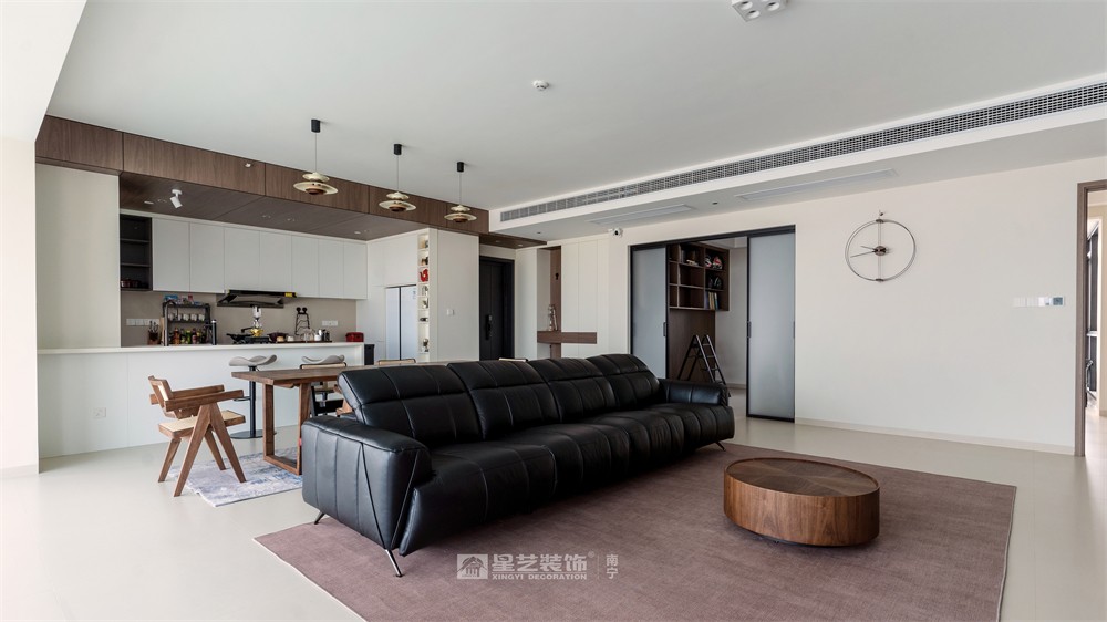 上水湾200平现代原木风客厅装修完工实景图