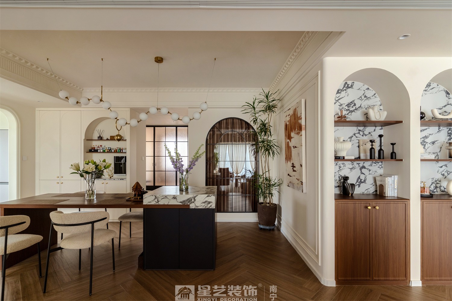 湖畔书院150平法式中古风餐厅装修完工实景图