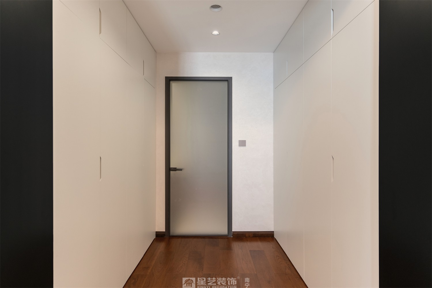 建发五象印月300平现代轻奢衣帽间装修效果图