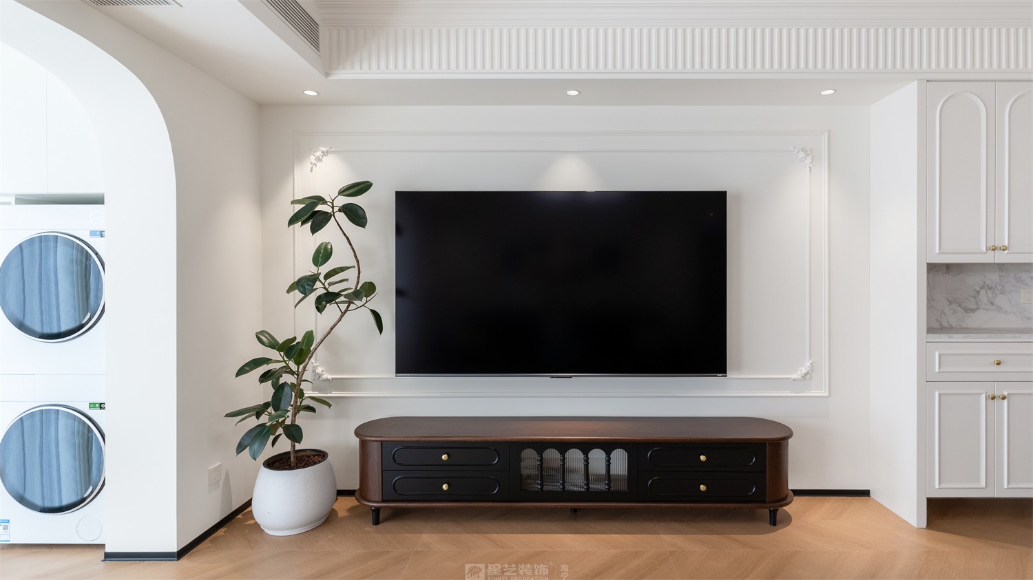 东方尊府118平中古风客厅装修完工实景图