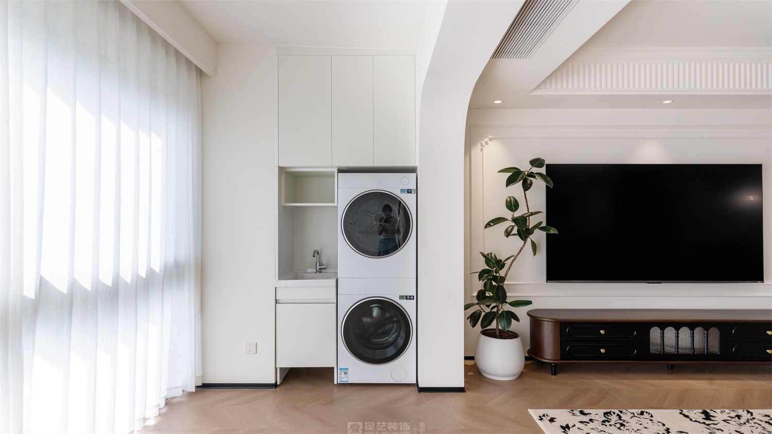 东方尊府118平中古风阳台装修完工实景图