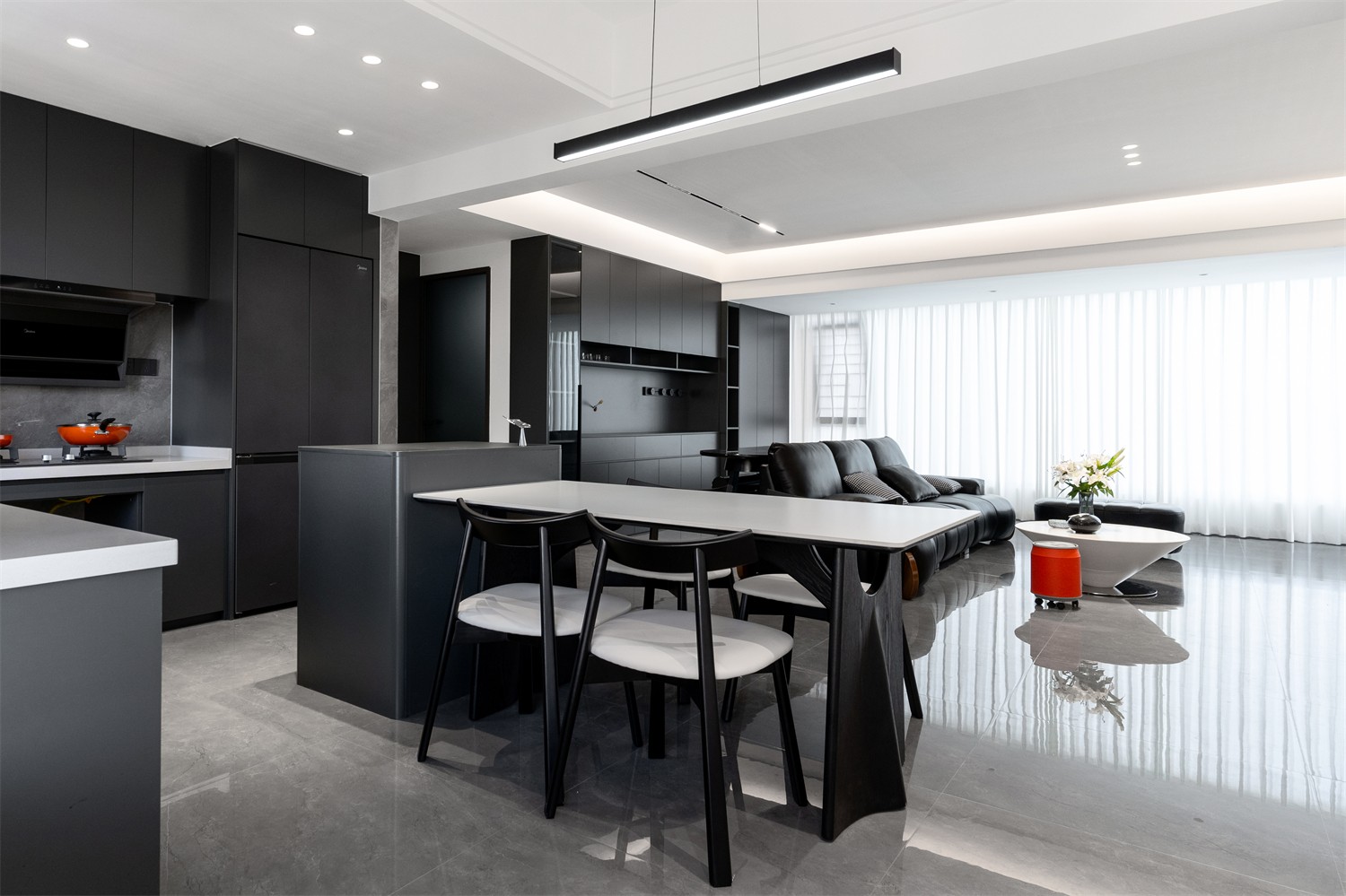 锦云湖光118平现代简约餐厅装修实景图