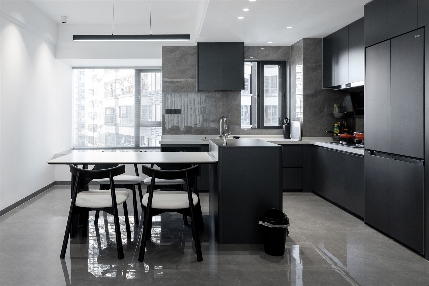 锦云湖光118平现代简约厨房装修实景图