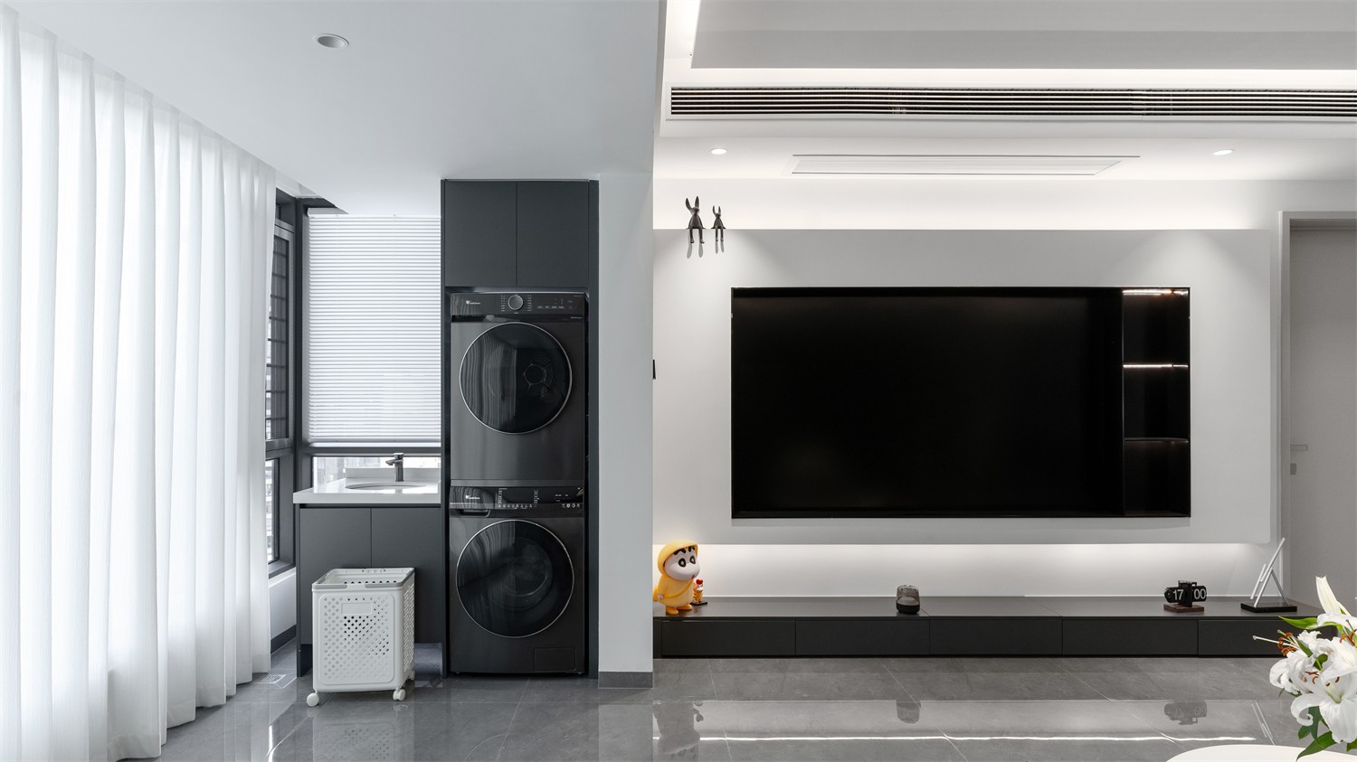 锦云湖光118平现代简约阳台装修实景图