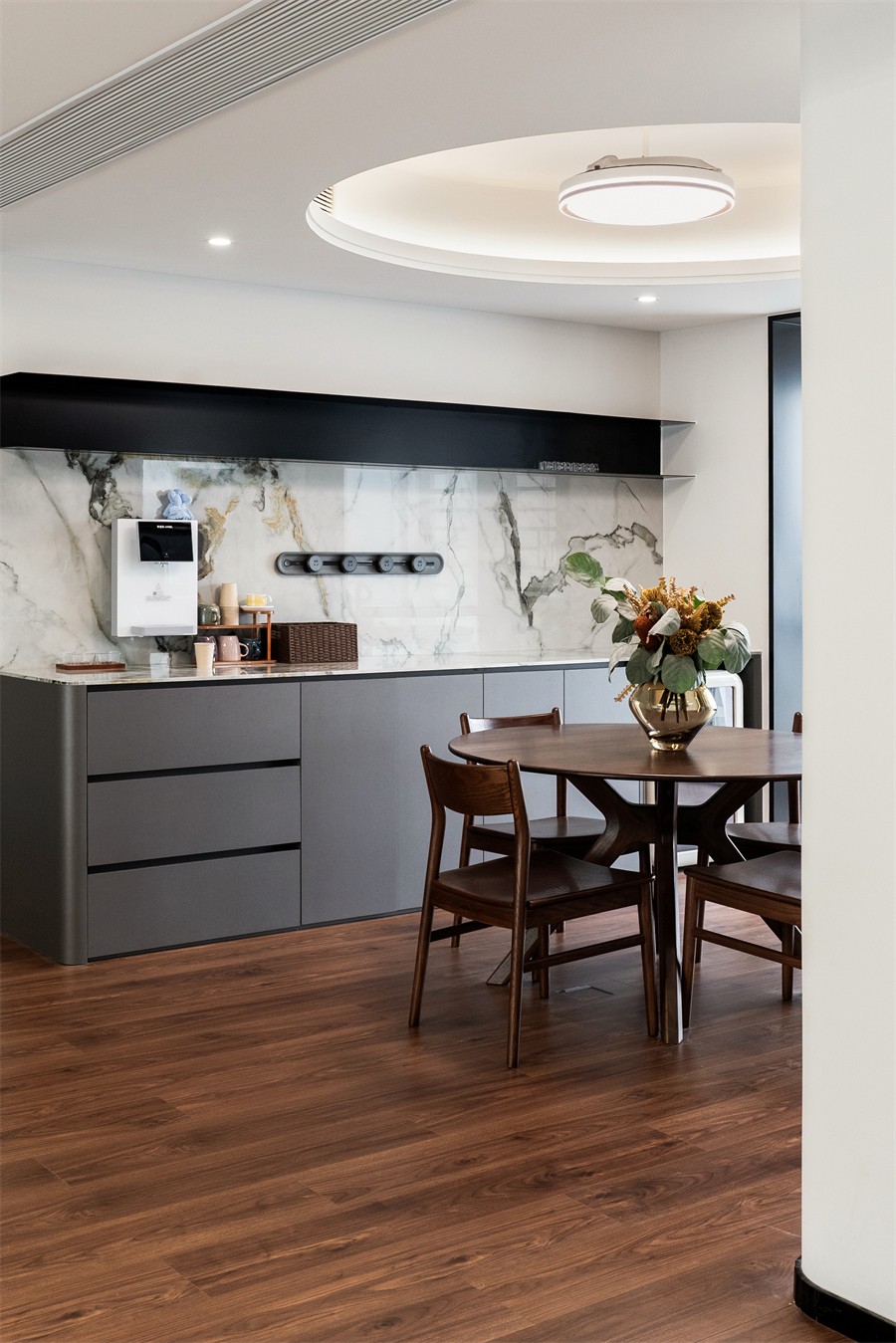 建发养云184平现代风格餐厅装修完工实景图